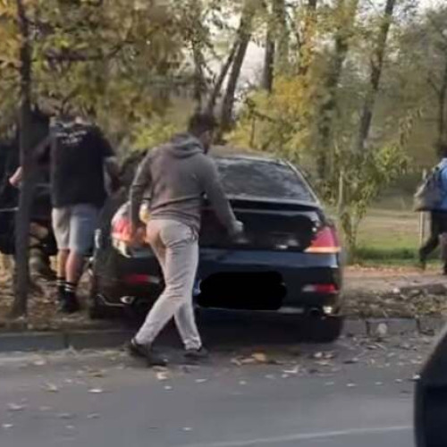 Accident pe Calea Sever Bocu: o tânără rănită după ce a intrat cu mașina într-un copac