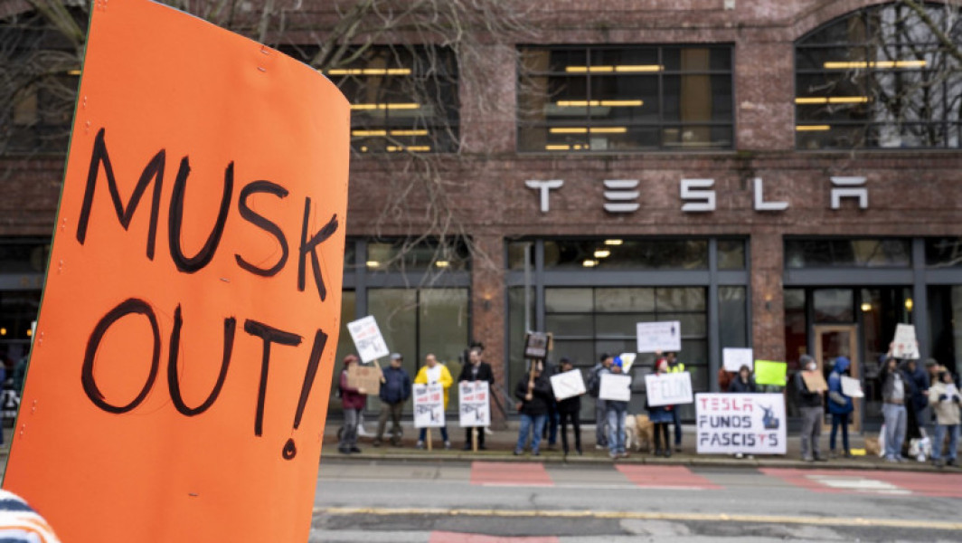Proteste împotriva lui Elon Musk și asocierii sale cu Donald Trump