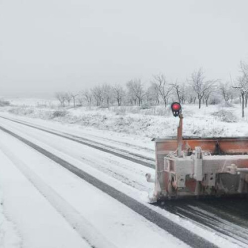 Autoritățile din județ împrăștie material antiderapant pentru siguranța circulației