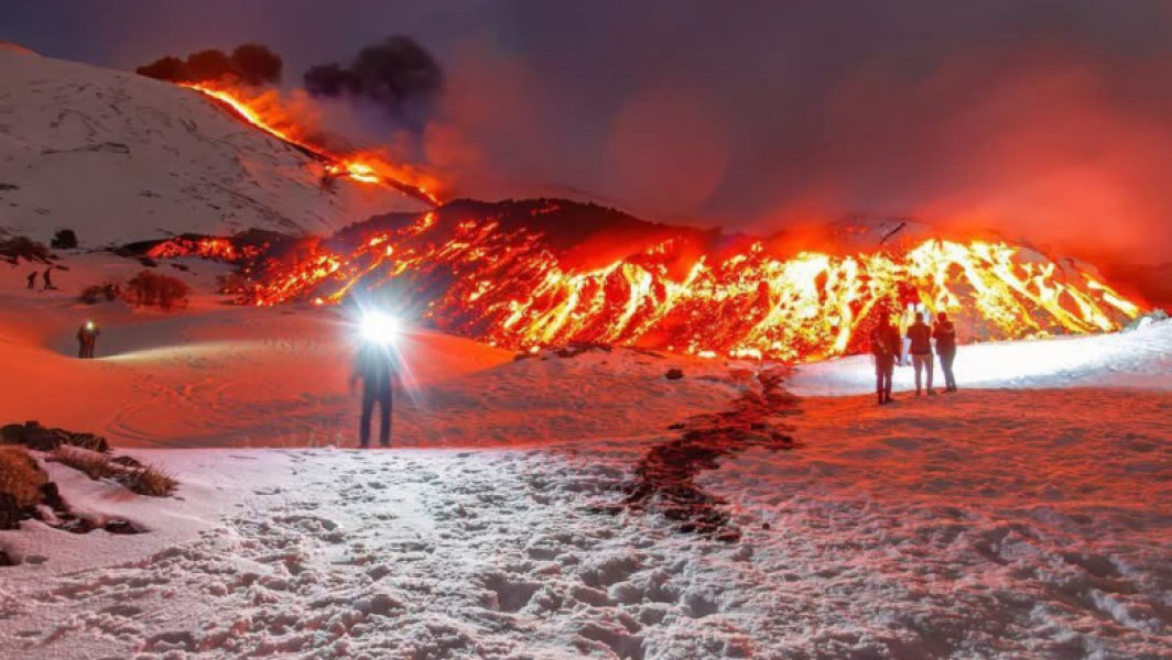 Comportamentul periculos al turiștilor pe Muntele Etna