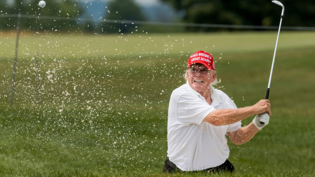 Trump își petrece timpul liber la Mar-a-Lago în timp ce ordinează întoarcerea la birou a angajaților federali