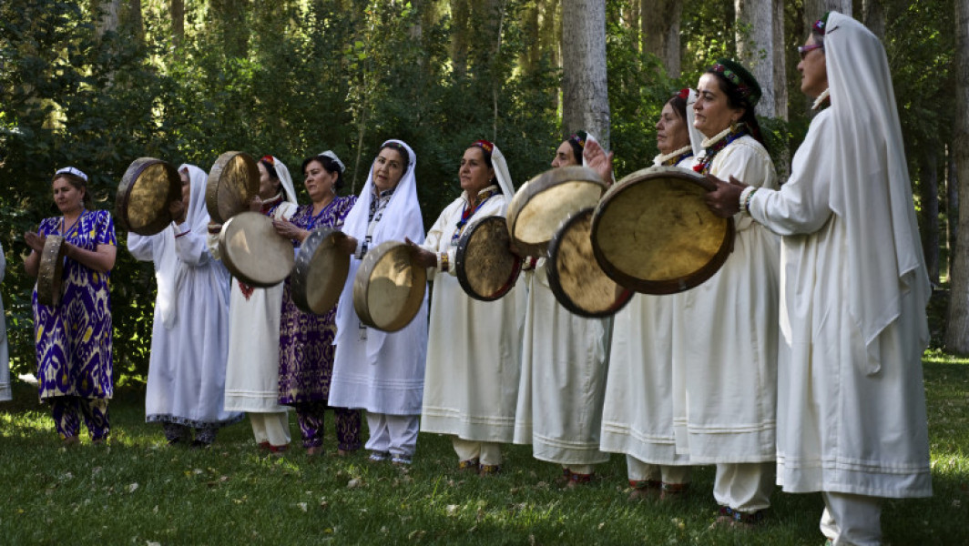 Tadjikistan publică un ghid pentru hainele tradiționale ale femeilor