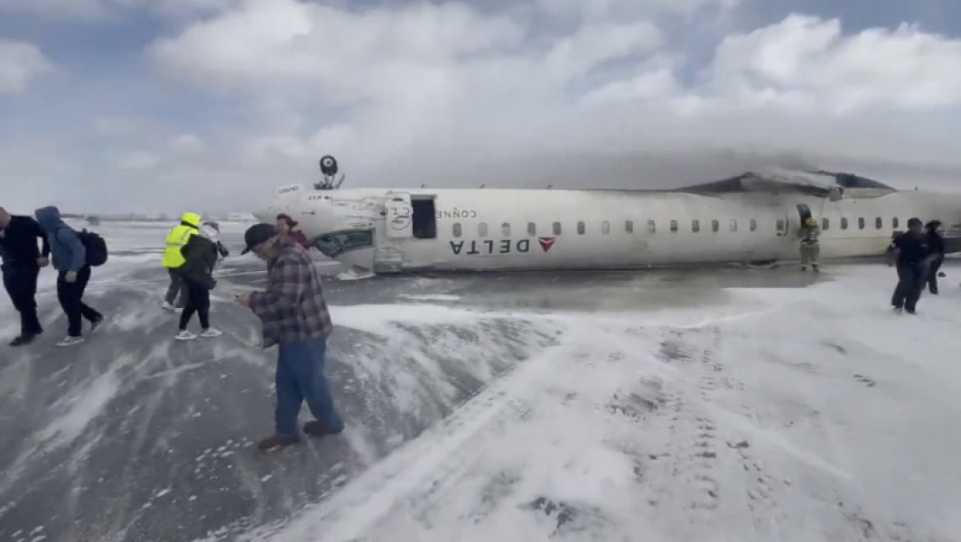 Delta Air Lines oferă 30.000 de dolari pasagerilor unui avion prăbușit la Toronto