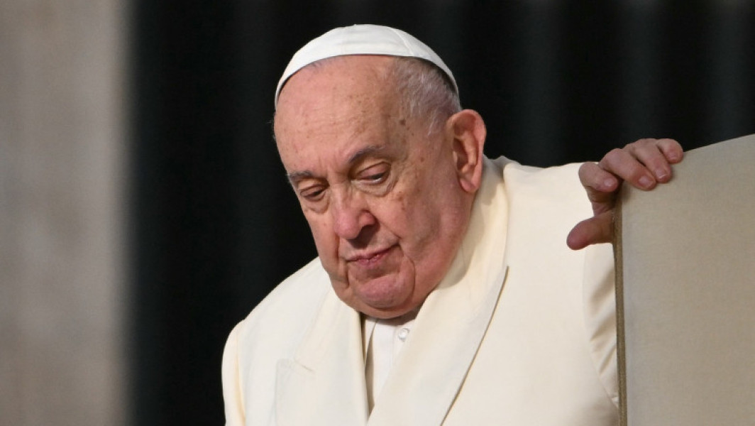 Starea de sănătate a Papei Francisc se îmbunătățește ușor