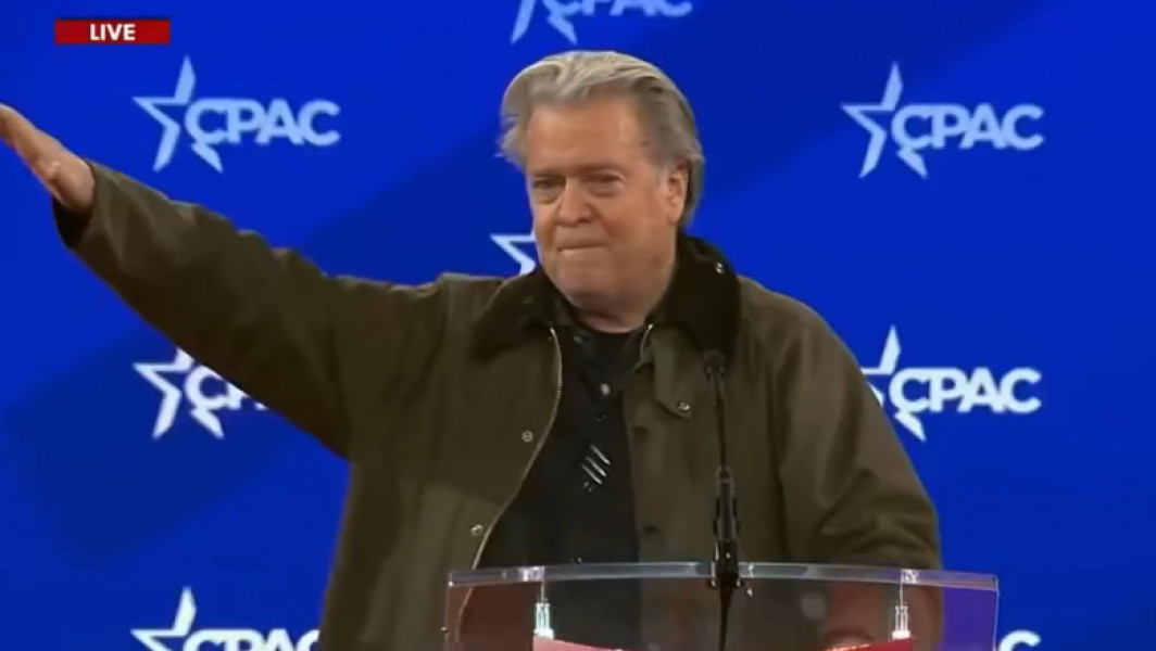 Steve Bannon salută cu un gest controversat la Conferința de Acțiune Politică Conservatoare