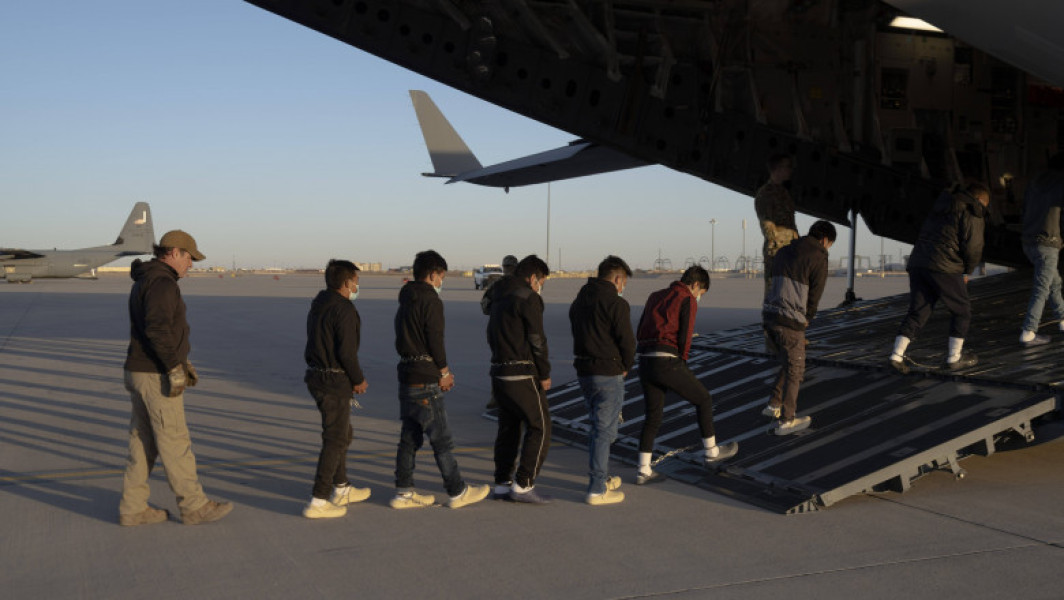 Administrația Trump a deportat peste 37.000 de persoane în prima lună de mandat. Deportările se vor intensifica lunile viitoare