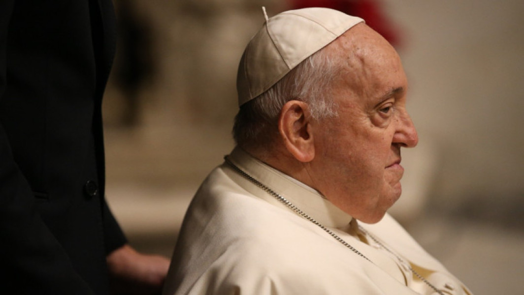 Starea Papei Francisc s-a agravat, anunță Vaticanul. „Prognosticul rămâne rezervat”