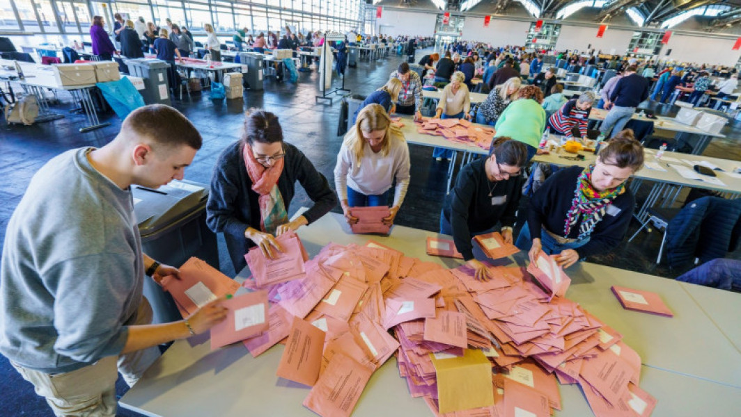 News Alert Rezultate alegeri Germania. Primele exit-polluri: CDU/CSU conduc în fața AfD. Prezență record la vot