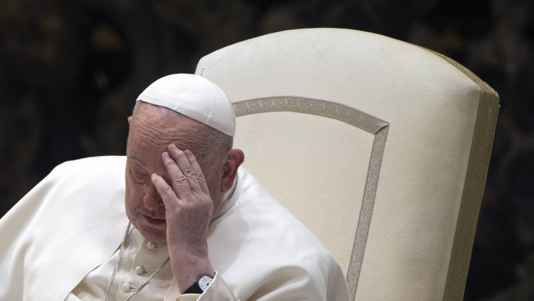 Papa Francisc rămâne în stare critică și are o „ușoară insuficiență renală”, afirmă Vaticanul