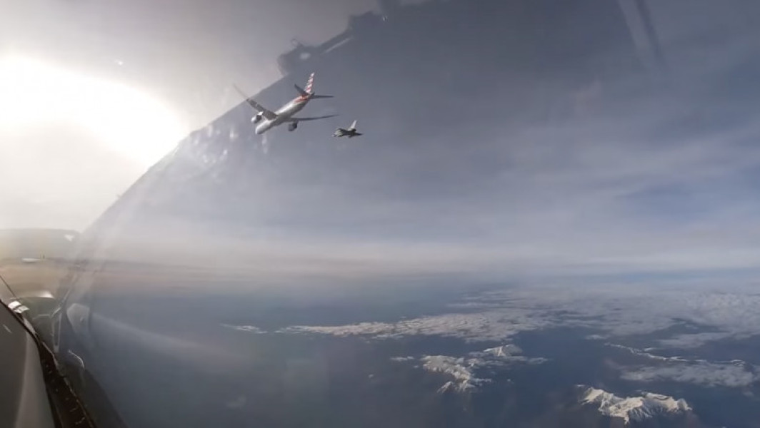 Video Un avion al American Airlines, care zbura de la New York la New Delhi, a aterizat la Roma, dupa o amenințare cu bombă