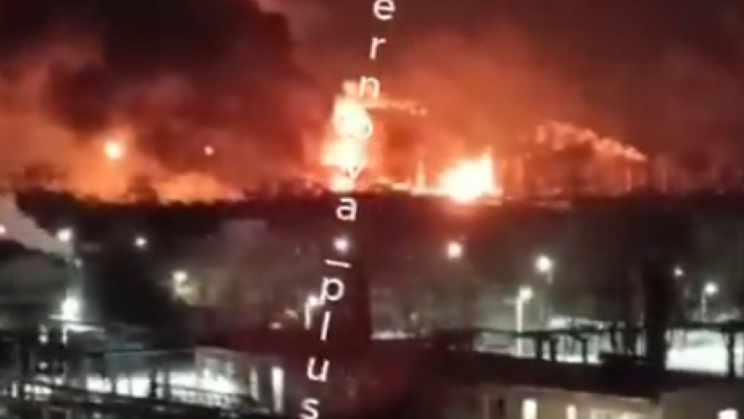 Video O importantă rafinărie de petrol de lângă Moscova a luat foc după un atac ucrainean cu drone