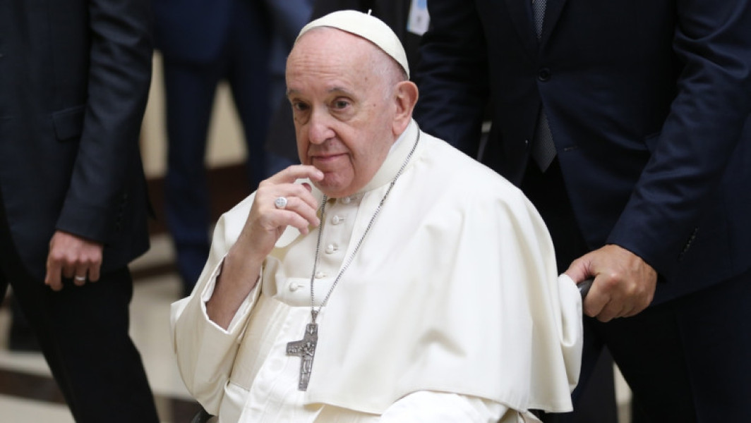 Papa Francisc, internat din cauza pneumoniei, a avut o criză respiratorie