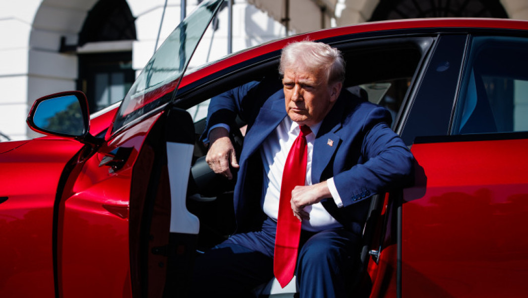 Donald Trump susține Tesla prin achiziția unei mașini electrice