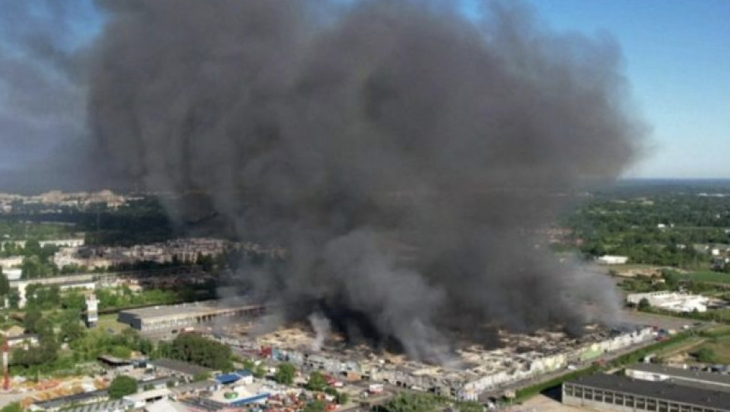 Un refugiat belarus, acuzat că a incendiat un hipermarket în Varșovia