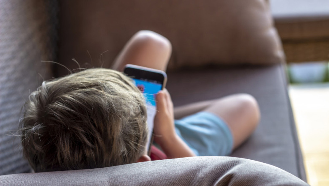 Grecia introduce aplicația Kids Wallet pentru protecția minorilor