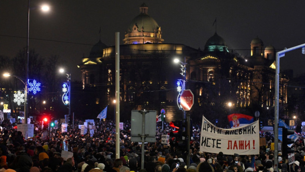 Mii de Oameni S-au Adunat în Belgrad pentru un Miting Antiguvernamental