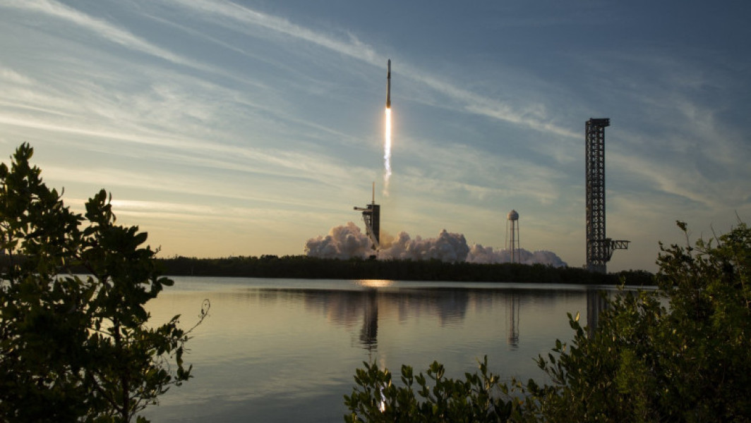 Video Astronauții NASA blocați pe Stația Spațială, mai aproape de revenirea pe Pământ. Misiune SpaceX lansată pentru a-i aduce acasă