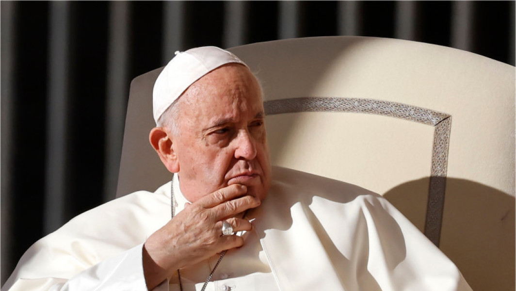 Papa Francisc continuă tratamentul în spital din cauza pneumoniei