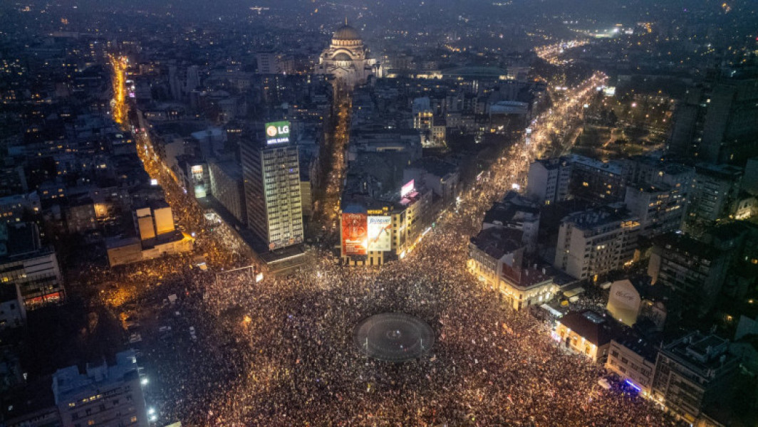 Guvernul sârbu acuzat de utilizarea unei arme sonore împotriva protestatarilor