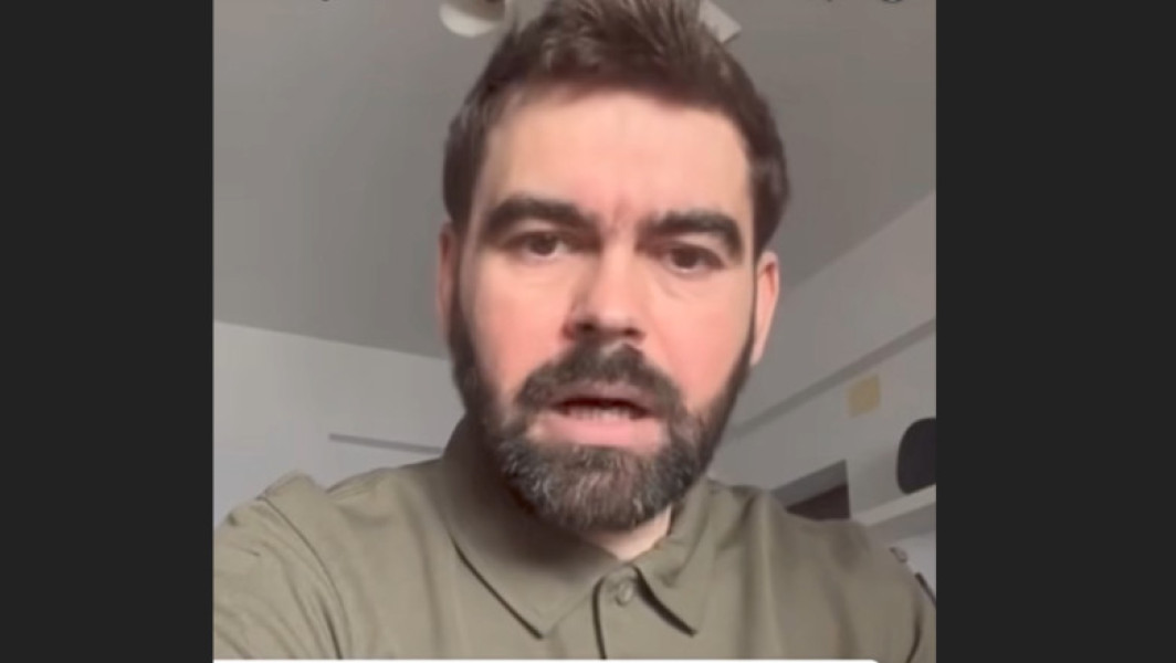 Polițiștii din Gorj s-au autosesizat după apariția unor imagini în spațiul public în care un fost candidat la alegerile parlamentare de anul trecut face afirmații jignitoare la adresa femeilor care l-au votat pe Nicușor Dan. Potrivit Digi24.ro, acesta le-a numit "catele de trei lei", "feministe imputite", "zdrente" și "carpe", iar apoi a spus că totul a fost un „test de viralizare pe TikTok”, susținând că a fost vorba despre niște "pamflete".