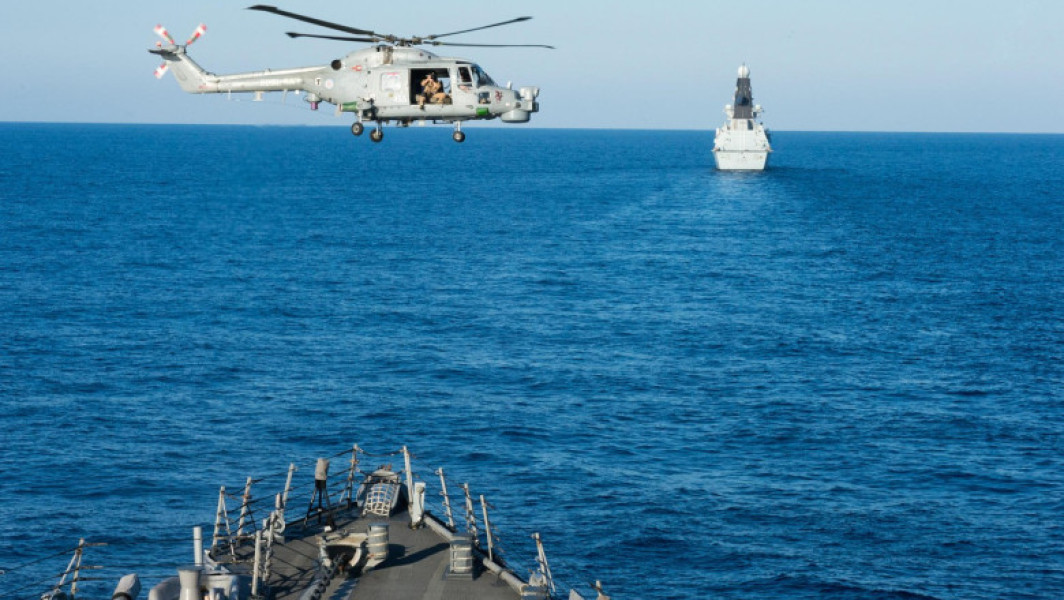 Navele armatei britanice au urmărit din nou nava rusă în apele maritime ale Regatului Unit, informează digi24.ro. Potrivit comunicatului Royal Navy, distrugătorul HMS Dragon a monitorizat nava de informații Yuri Ivanov, care se afla în apropiere de Outer Hebrides, lângă coasta Scoției, în timpul unor exerciții NATO din zonă. Un elicopter Merlin a fost lansat de pe distrugător pentru a colecta informații aeriene despre nava rusă.