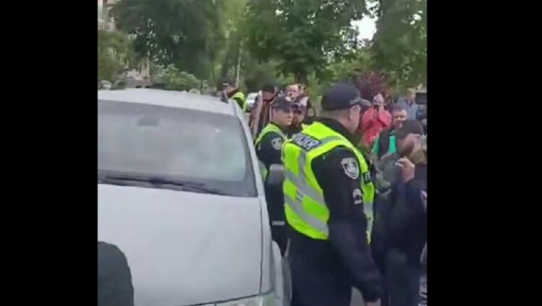 Aproximativ 100 de persoane au blocat vineri un vehicul de recrutare al armatei în orașul Kamianet-Podilskii, potrivit digi24.ro, iar anvelopele au fost înțepate de către protestatari. Biroul districtual de înregistrare și înrolare din regiunea Hmelnitki, din vestul Ucrainei, notează că acțiunile cetățenilor indică o rezistență organizată. Situația a fost adusă sub control cu ajutorul poliției și al armatei.