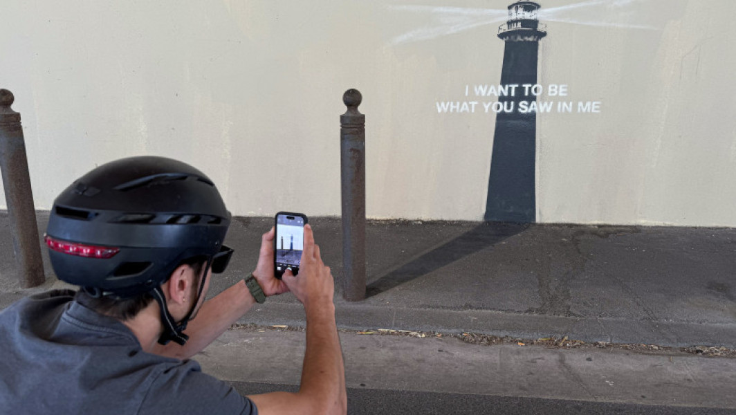 O nouă operă de artă semnată Banksy a fost postată recent pe contul său de Instagram, iar locația exactă a lucrării rămâne învăluită în mister, conform digi24.ro. Imaginea arată umbra unui stâlp de stradă transformat într-un far, iar pe ea este scrisă știrea: „Vreau să fiu ceea ce ai văzut în mine”. Potrivit unui site dedicat fanilor artistului, lucrarea ar putea fi în cartierul Le Panier din Marsilia, cunoscut pentru graffiti-urile sale și pentru lucrările lui Invader, artist francez celebru pentru stilul său pixelat.