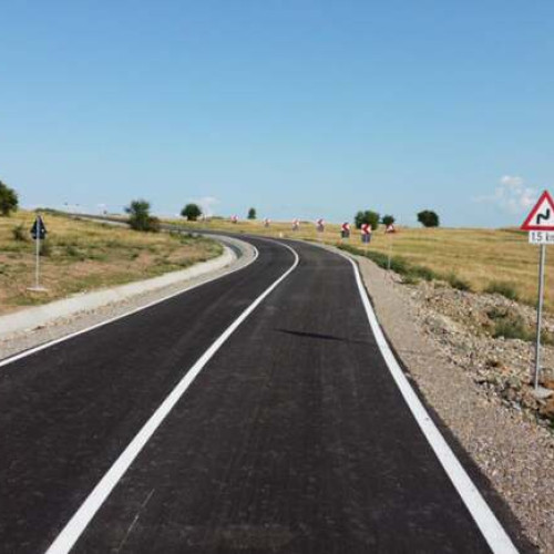 Consiliul Județean Timiș a aprobat, miercuri, în cadrul ședinței de la Palatul Administrativ, două proiecte importante pentru infrastructură în zona Giroc, Moșnița Veche și Ghiroda. Potrivit informațiilor citate de t ion.ro, aceste proiecte vizează asfaltarea unor drumuri esențiale pentru localnici.