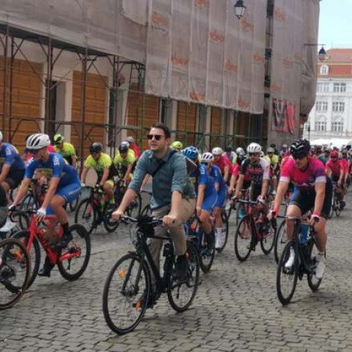 Turul ciclist din Timișoara către Szeged, un eveniment cu tradiție, revine în acest an cu paticipare record. Potrivit organizatorilor, peste 200 de persoane s-au înscris pentru această ediție, care include atât sportivi profesioniști, cât și amatori. Traseul principal acoperă segmentele Timișoara-Kubekhaza și Kubekhaza-Calacea Bai, iar sportivii vor fi cronometrati, cum menționează Peter Tamas, consulul onorific al Ungariei la Timișoara.