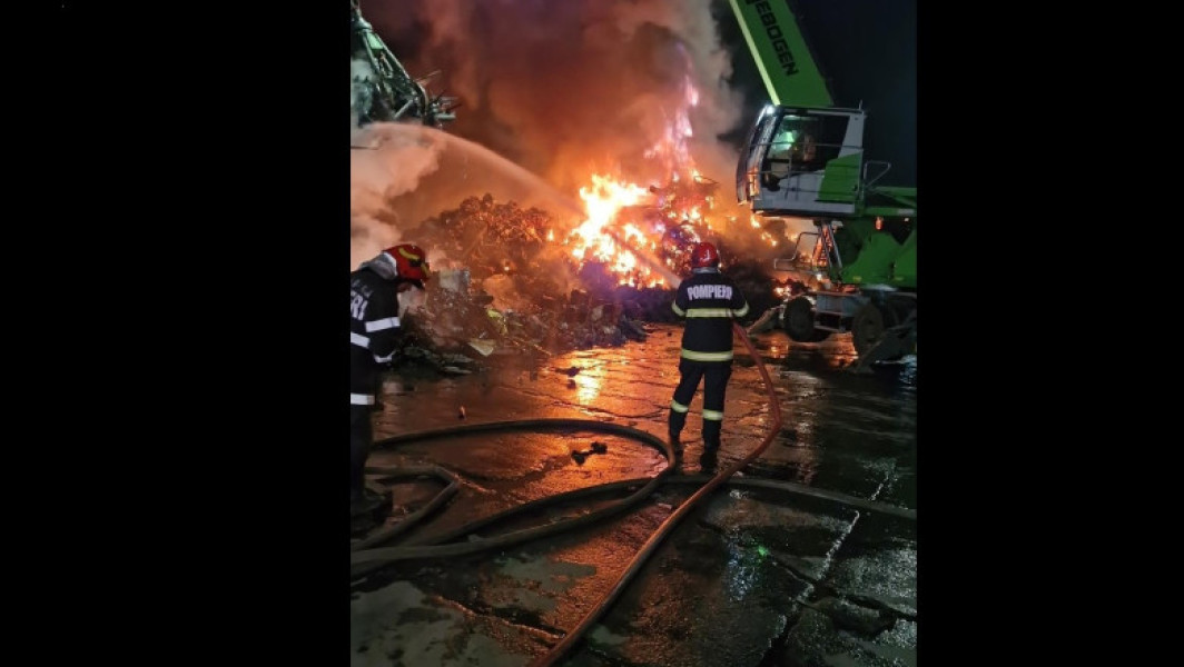 Incendiu major în Portul Constanța: 800 de tone de deșeuri feroase au fost cuprinse de flăcări