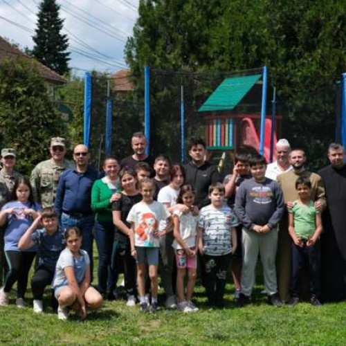 Militarii au vizitat Centrul de Zi pentru Copii &quot;Sfântul Nicolae&quot;, un loc esențial pentru cei 25 de copii care îl frecventează, conform notează tion.ro. Acești copii provin din familii sărace și pentru ei, centrul este precum o a doua casă, oferindu-le sprijin zilnic prin mese calde, activități educative, evenimente religioase, recreative și de socializare.