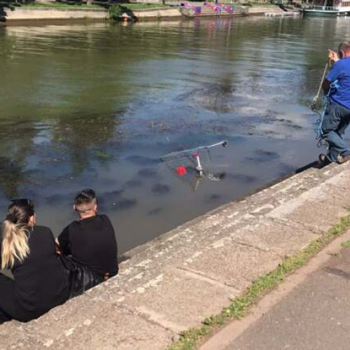 Câteva echipe ale Apele Române Banat au intervenit pentru a scoate un cărucior de cumpărături din Canalul Bega, în zona orașului Timișoara, relatează tion.ro. Potrivit reprezentanților, acesta a fost recuperat de pe tronsonul timișorean, despre care spun că ar trebui să fie dedicat naturii, nu deșeurilor.