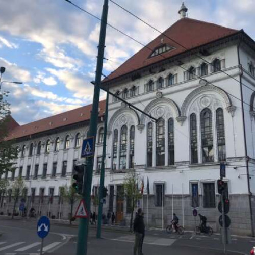 Licitație pentru închirierea spațiilor comerciale din centrul orașului, conform site-ului tion.ro, urmează să aibă loc pe 3 iulie, de la ora 10, în sala de consiliu a primăriei. Este vorba despre spațiul de pe strada A. Pacha nr. 1, SAD 6, cu o suprafață de 145,1 mp, și cel de pe strada Ștefan cel Mare nr. 33, SAD 5, în suprafață de 21 mp. Prețurile de pornire pentru licitație sunt de 9,63 euro/mp/lună, respectiv 9 euro/mp/lună. Documentația necesară poate fi achiziționată începând cu 6 iunie, de la sediul primăriei, camera 12, în intervale orare specificate, contra unui cost de 50 lei. Termenul limită pentru depunerea dosarelor este 27 iunie 2025, ora 16, notaza portalul menționat.