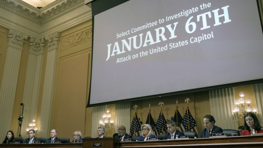 Cinci membri ai unui grup american de extremă dreaptă cer despăgubiri de 100 de milioane de dolari de la Departamentul de Justiție, potrivit AFP, care citeaza surse apropiate dosarului. Aceștia, membri ai organizației "Proud Boys", au depus vineri o plângere la un tribunal federal din Florida în care afirmă că au fost victimele unei "persecutii motivate politic". Cei cinci susțin că au fost vizați pentru activitățile lor legate de asaltul asupra Capitoliului din Washington, comis în ianuarie 2021.