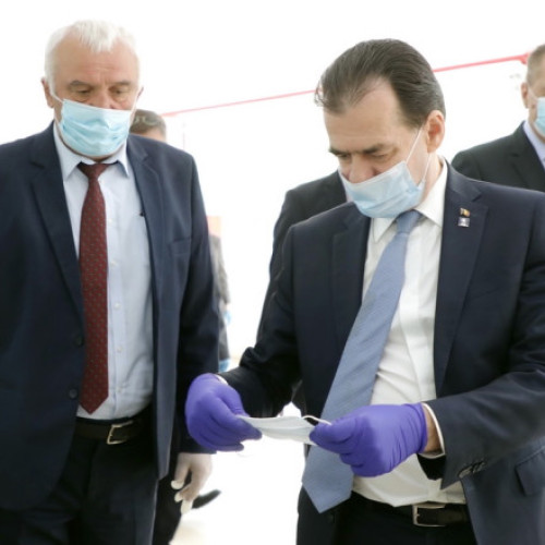 Linia de producție a măștilor sanitare de la uzina din Dragomirești, județul Dâmbovița, inaugurată în 2020 de fostul premier Ludovic Orban, se află în prezent în conservare, iar conducerea fabricii o consideră o pierdere totală. Constantin Tocan, directorul Uzinei de Produse Speciale din Dragomirești, a declarat marți că linia nu mai funcționează și este sigilată, fiind inactivă în momentul de față, notează digi24.ro. "Investiția, pierdere totală", a spus acesta, în timpul unei vizite de lucru efectuate de ministrul Economiei, Bogdan-Gruia Ivan.