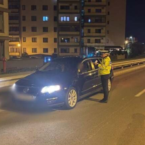 Bărbat din Timișoara încătușat de polițiști după ce s-a urcat la volan fără permis și cu numere false