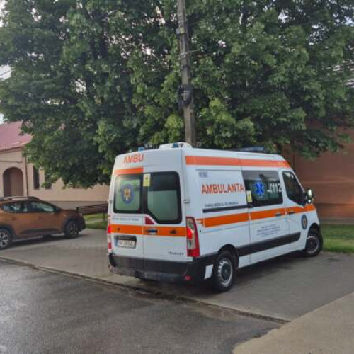 Un copil din Ghilad a ajuns la spital după ce o bucată din acoperișul luat de vânt i-a căzut în cap