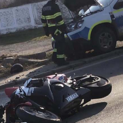 Motociclist într-o mașină de poliție în misiune la Timișoara