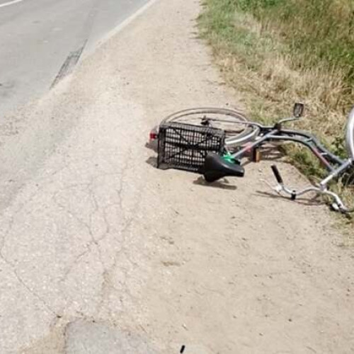 Biciclistă rănită pe o stradă din Lugoj. A fost lovită de un camion