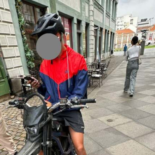 Adolescent din Dumbrăvița, prins la plimbare în Piața Unirii cu o motocicletă electrică neînmatriculată și fără permis