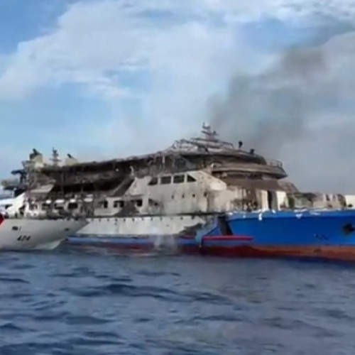 Video Un feribot a luat foc pe mare în Indonezia. 568 de persoane au supravieţuit, trei au murit