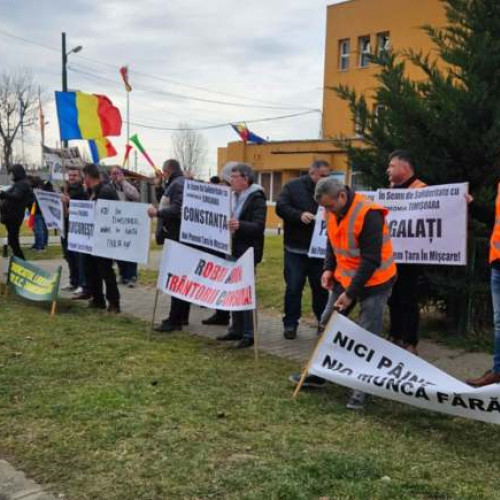 Sindicaliști manifestă în fața STPT. FILMARE