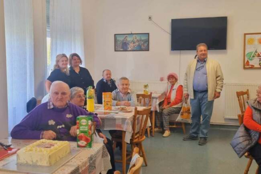 „Înveselim și răsfățăm bunicii” cu bunătăți și cărți. Alătură-te unei noi campanii dedicată vârstnicilor în Timiș