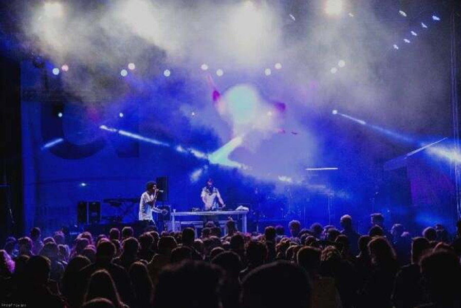 Două zile de party, trei scene, mix de genuri muzicale. Festivalul UNIVIBES by UVT deschide noul an universitar