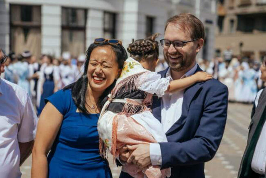 Dominic Fritz respinge criticile privind vizita în China: „Eram cu familia mea”