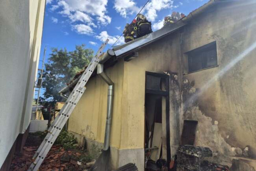 Incendiu la anexă didactică din curtea unei biserici, evacuate 35 de copii și cadre didactice