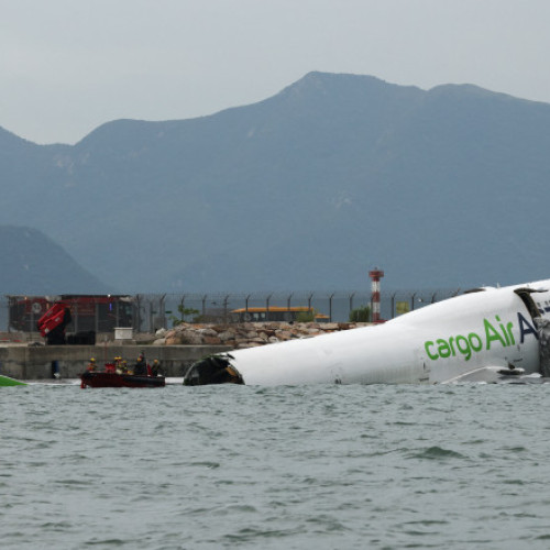 Două persoane și-au pierdut viața după ce un avion cargo s-a prăbușit la Hong Kong