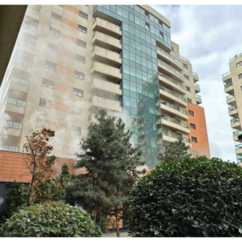 Incendiu la un bloc din sectorul 6, pompierii intervind pentru stingere