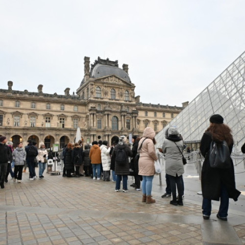 Jaf spectaculos la Muzeul Luvru: hoții au furat bijuterii în doar 10 minute