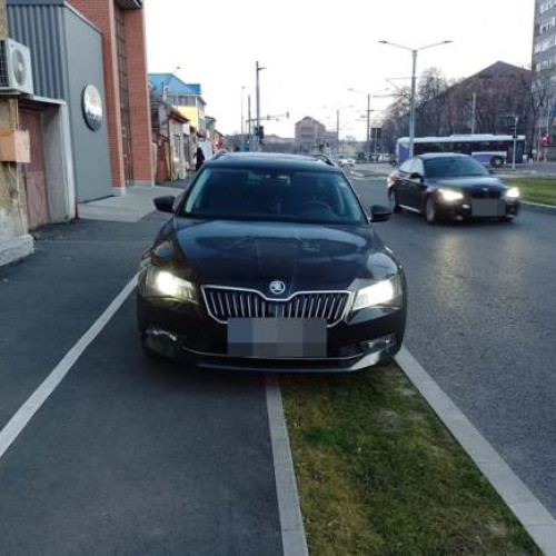 on time  Pista de biciclete din Bd. Cetății blocată de șofer nesimțit ue
"TIMIȘOARA: Șofer blocat pista de biciclete proaspăt refăcută din Bd. Cetății, distruge și spațiul verde din joi dimineață.